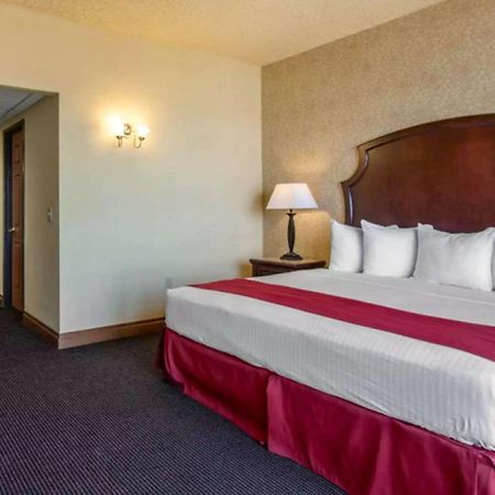 Shoreline Inn & Conference Center, Ascend Hotel Collection Muskegon Bagian luar foto