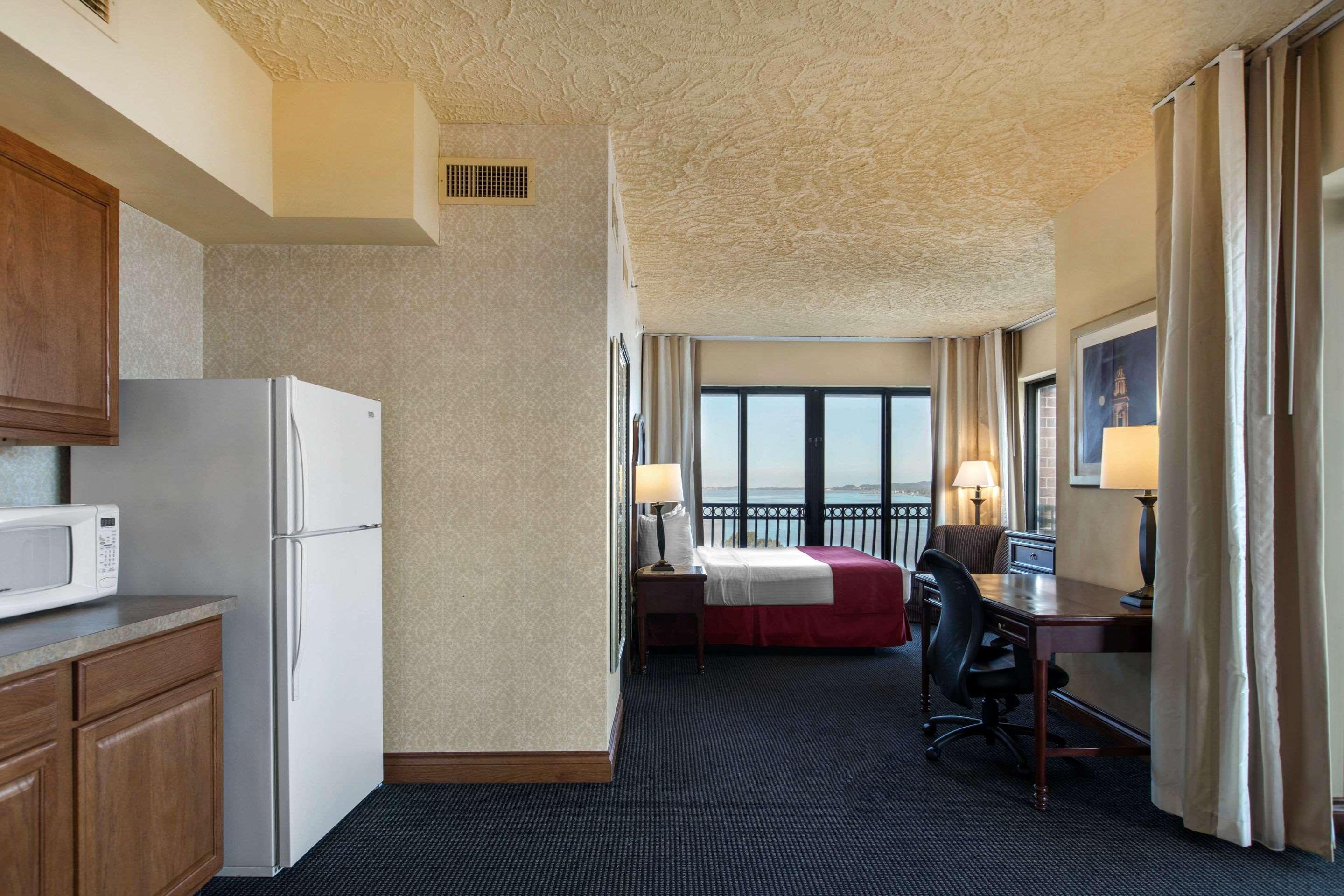 Shoreline Inn & Conference Center, Ascend Hotel Collection Muskegon Bagian luar foto