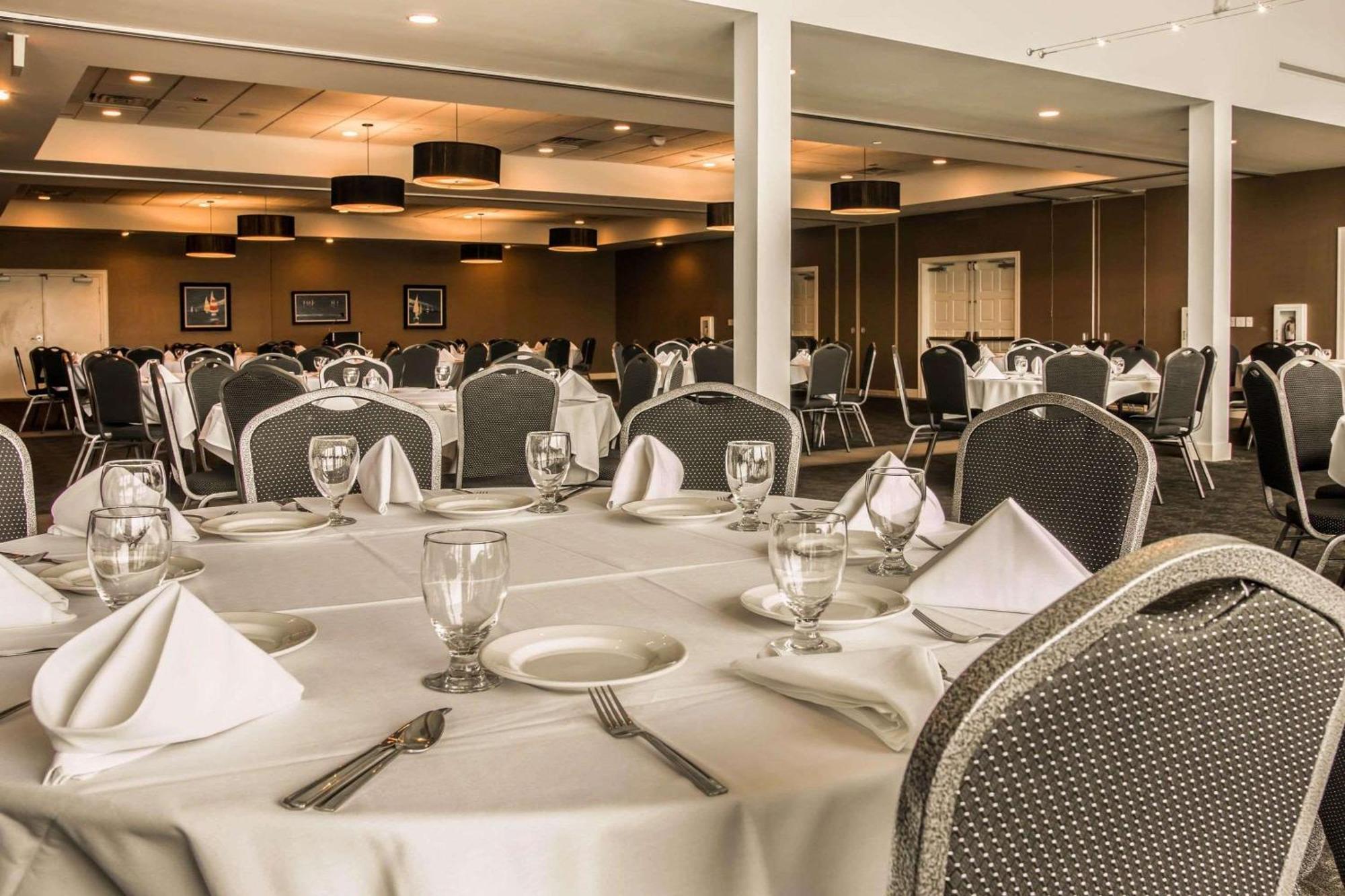 Shoreline Inn & Conference Center, Ascend Hotel Collection Muskegon Bagian luar foto