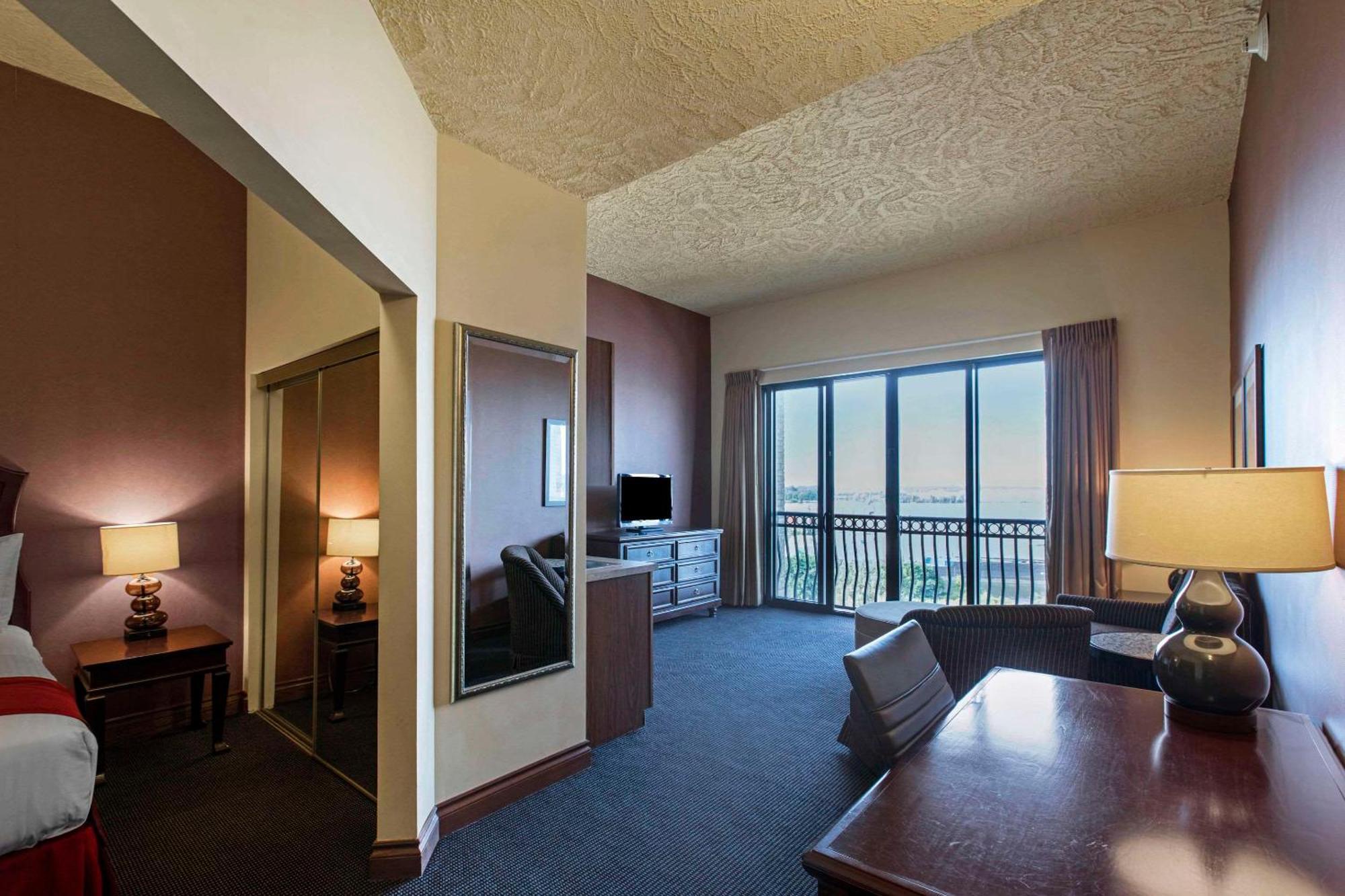 Shoreline Inn & Conference Center, Ascend Hotel Collection Muskegon Bagian luar foto