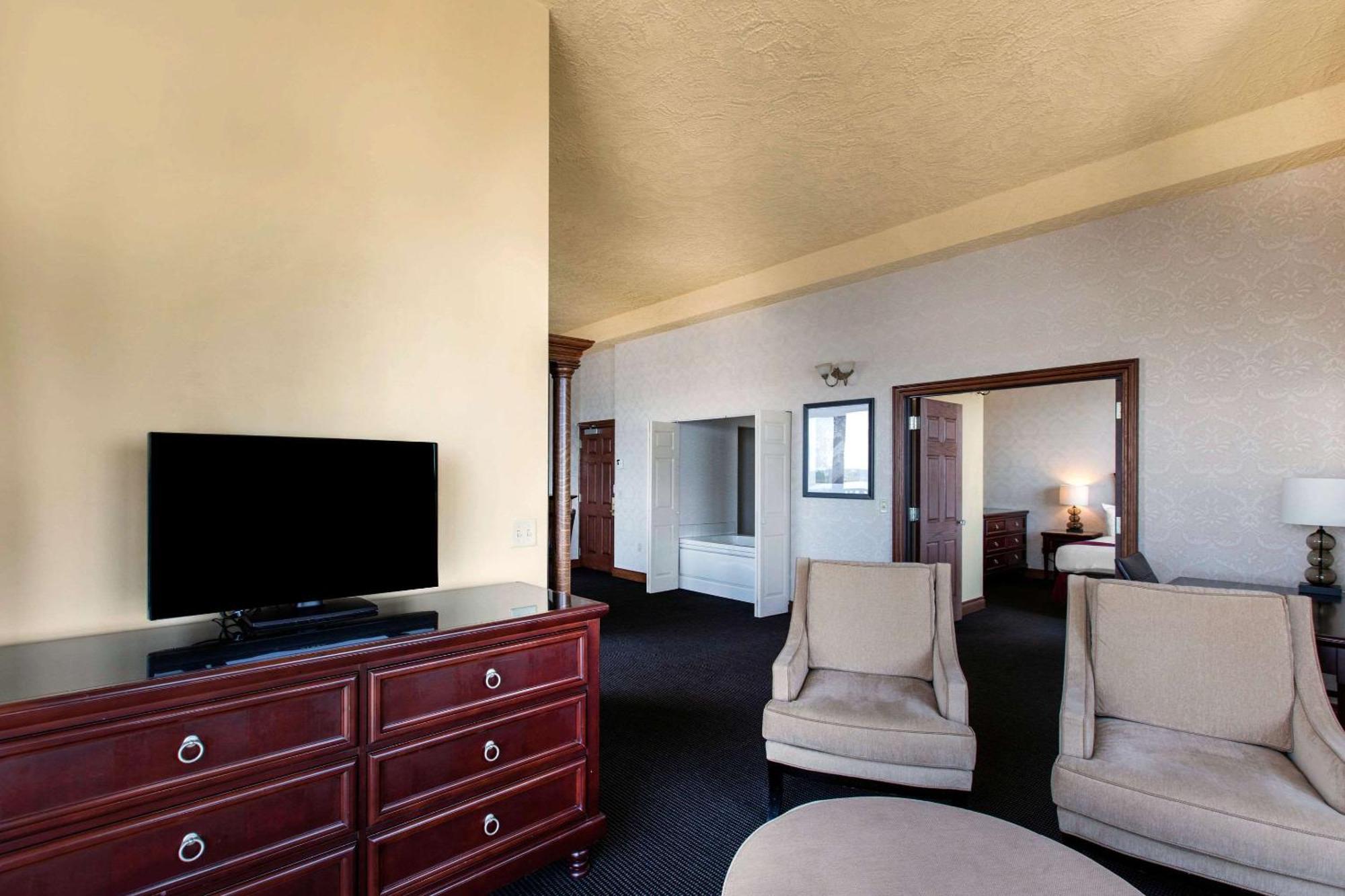 Shoreline Inn & Conference Center, Ascend Hotel Collection Muskegon Bagian luar foto
