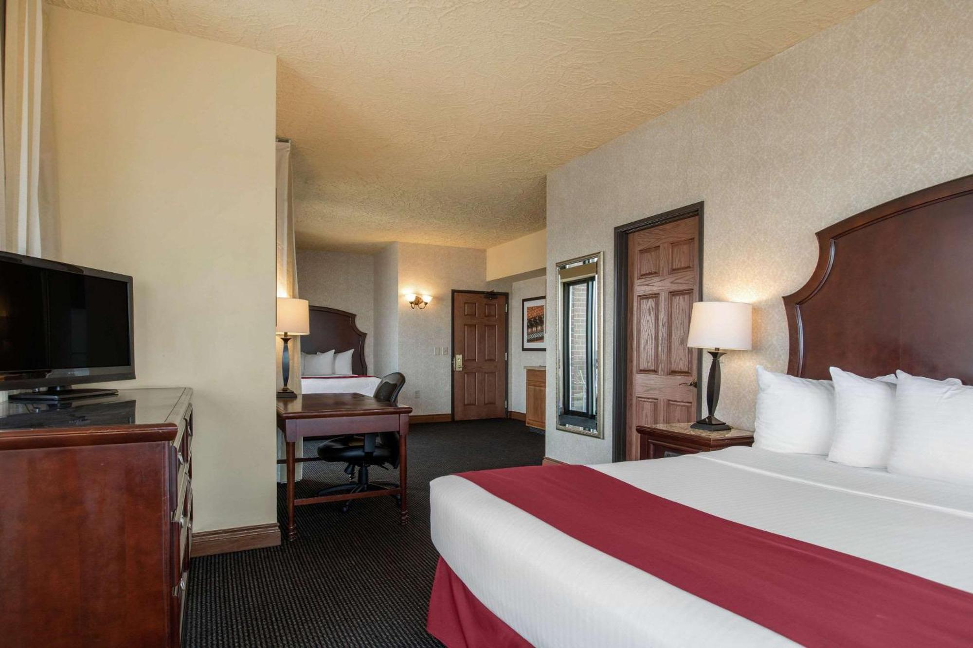 Shoreline Inn & Conference Center, Ascend Hotel Collection Muskegon Bagian luar foto
