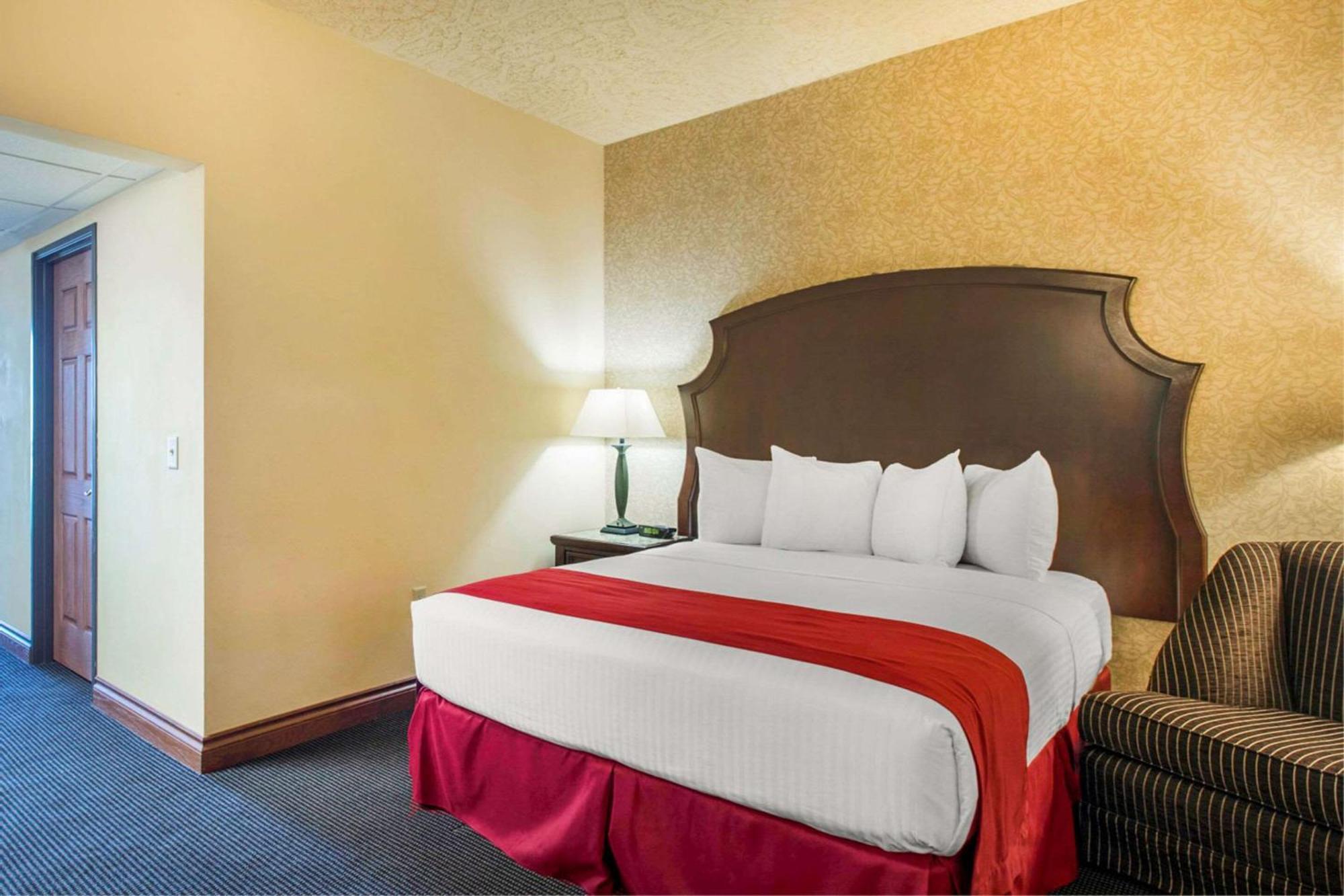 Shoreline Inn & Conference Center, Ascend Hotel Collection Muskegon Bagian luar foto
