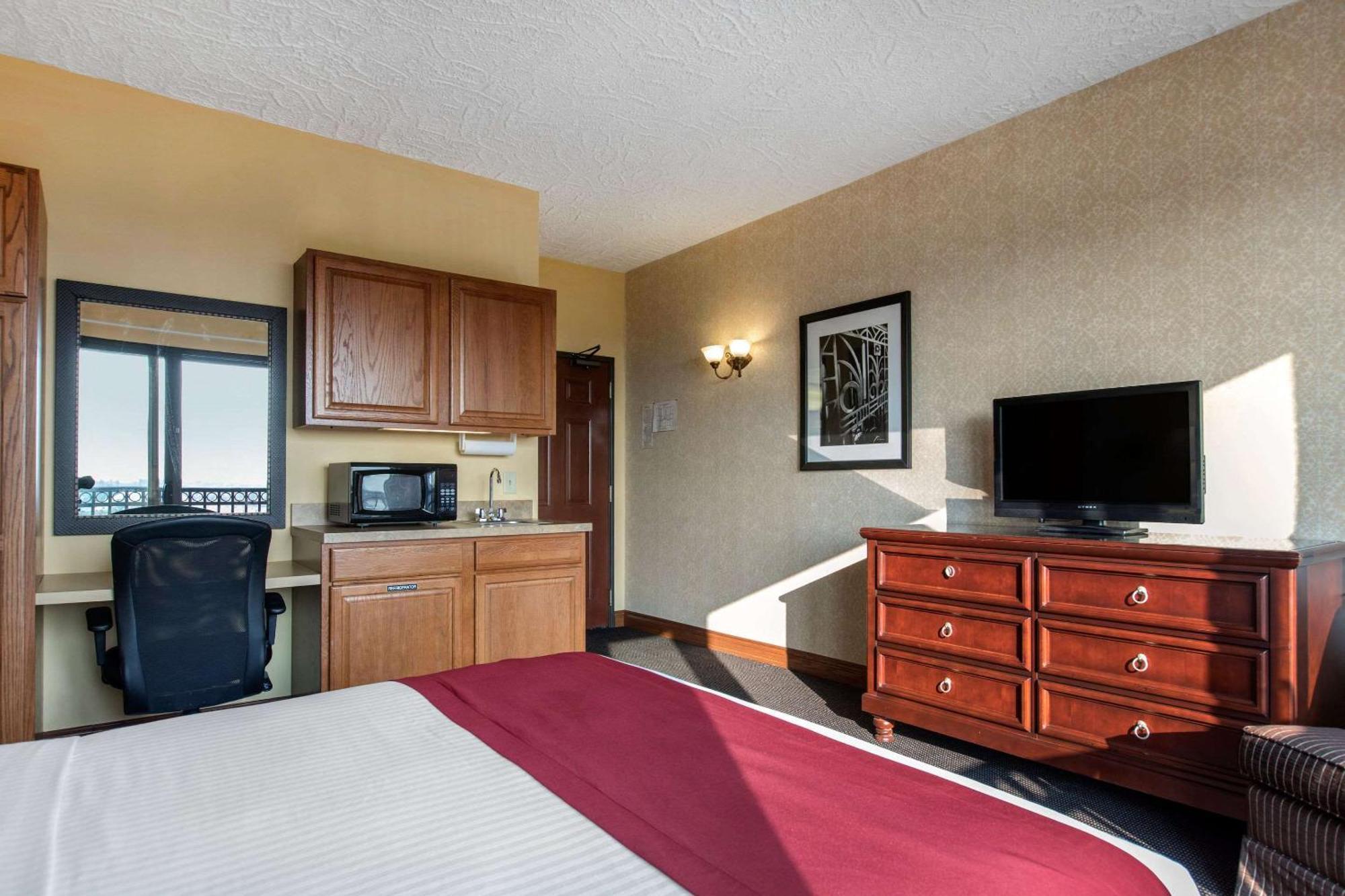 Shoreline Inn & Conference Center, Ascend Hotel Collection Muskegon Bagian luar foto