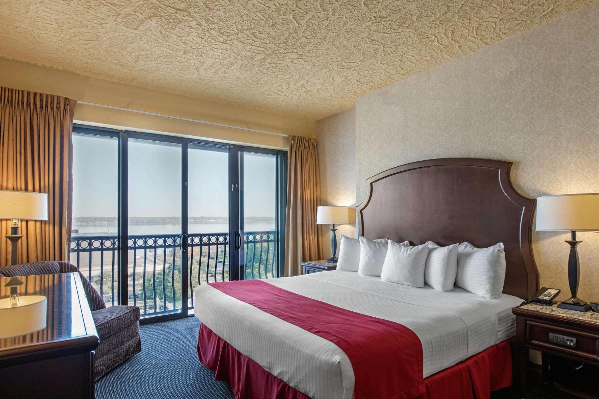 Shoreline Inn & Conference Center, Ascend Hotel Collection Muskegon Bagian luar foto